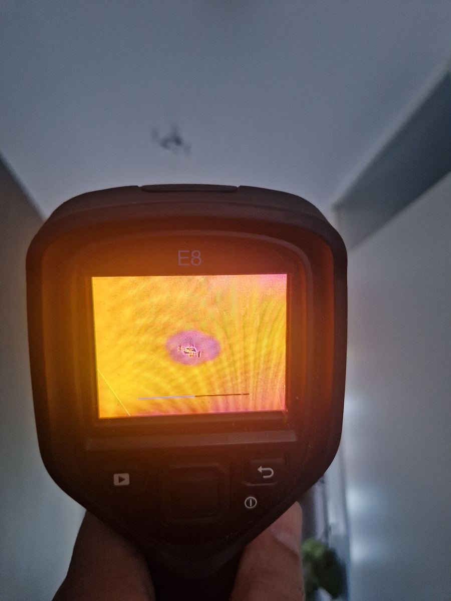 Warmtebeeldcamera in gebruik bij een lekdetectieonderzoek in een woning